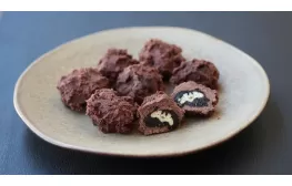 Poza Caise uscate umplute cu nuci pecan, învelite în ciocolată